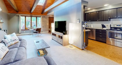 Tree-lined home with screened porch & perfect Midcoast location