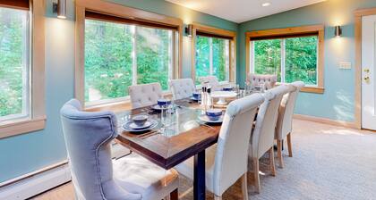 Tree-lined home with screened porch & perfect Midcoast location