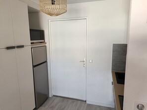 Kjøleskap, mikrobølgeovn, ovn og oppvaskmaskin