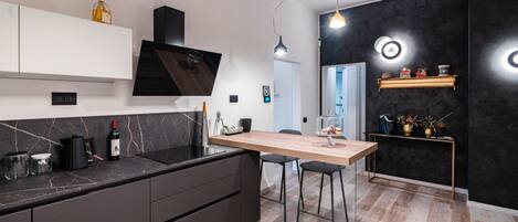 Fridge, oven, stovetop, dishwasher