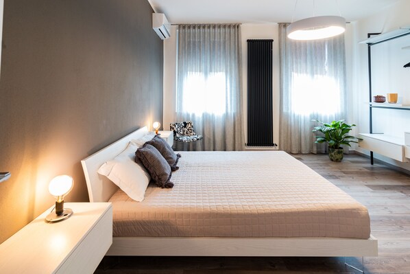 2 bedrooms, in-room safe, desk, WiFi - Sacrati 39 | Tourist apartment in the historic center (Ferrara)