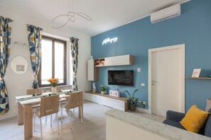 Smart TV, books - OurJoy Condo, 55sm, free private parking and breakfast, high-speed WIFi and A/C (Milano)