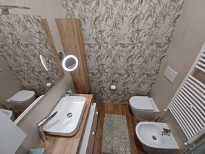 Douche, sèche-cheveux, bidet, serviettes fournies