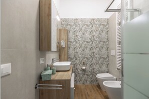 Douche, sèche-cheveux, bidet, serviettes fournies