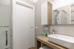 Bruser, hårtørrer, bidet, håndklæder