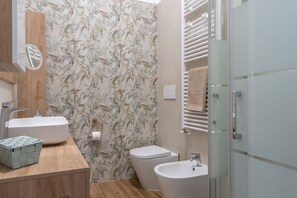 Douche, sèche-cheveux, bidet, serviettes fournies