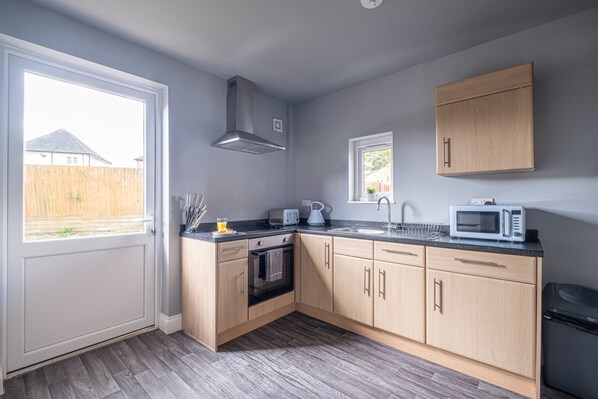 Fridge, microwave, oven, stovetop - **NEWLY RENOVATED** Lawn Lodge by Our Home Short Stays (Leicester)