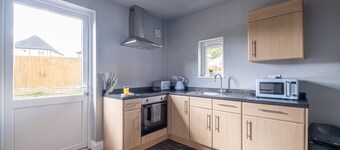 **NEWLY RENOVATED** Lawn Lodge by Our Home Short Stays