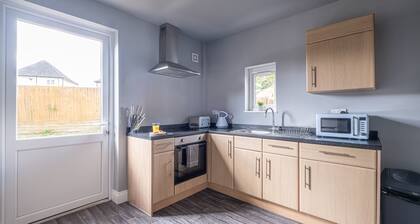 **NEWLY RENOVATED** Lawn Lodge by Our Home Short Stays