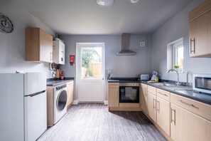 Fridge, microwave, oven, stovetop - **NEWLY RENOVATED** Lawn Lodge by Our Home Short Stays (Leicester)