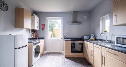 **NEWLY RENOVATED** Lawn Lodge by Our Home Short Stays