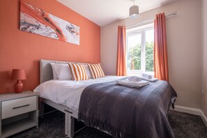 3 bedrooms, iron/ironing board, free WiFi, bed sheets - **NEWLY RENOVATED** Lawn Lodge by Our Home Short Stays (Leicester)