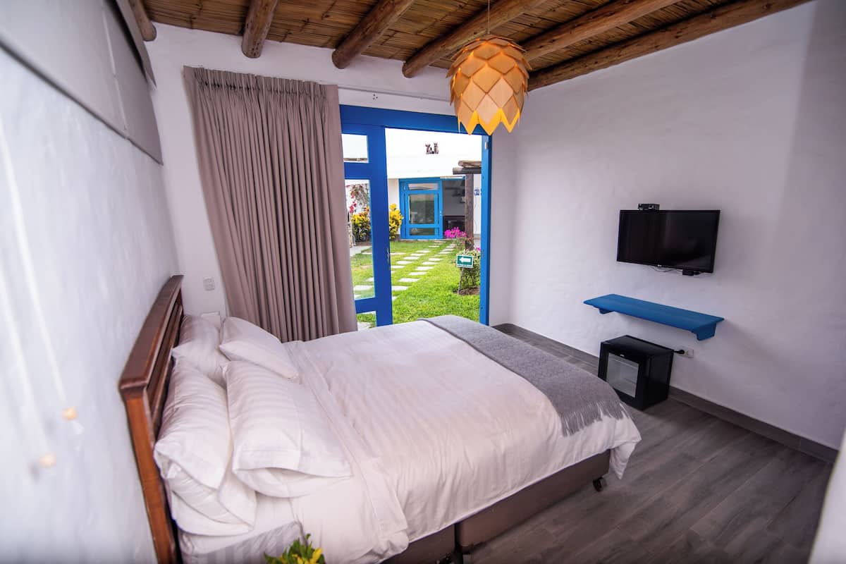 1 bedroom, Egyptian cotton sheets, premium bedding, down duvets