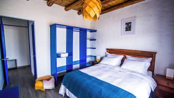 パノラミック ルーム | リビング エリア | 52 インチのLED テレビ (デジタル放送視聴可)、テレビ、暖炉