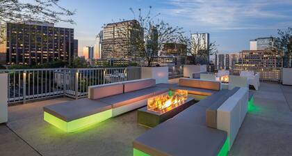 Roomy Studio at Austin Resort! Complete with Rooftop Pool, Fire Pit, and More!