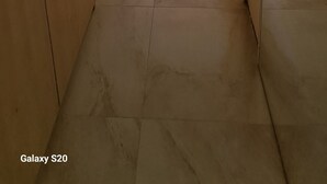 Una habitación de hotel con cama, escritorio, silla y vistas al exterior.