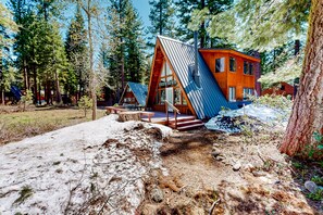 Exterior - Dog-friendly A-frame cabin with 2 decks & fireplace - walk to the beach (Homewood)