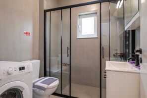 Villa | Badkamer | Een douche, handdoeken