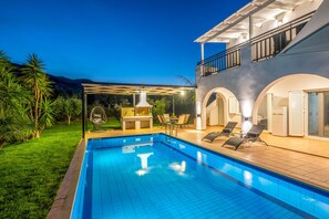 Villa | Pool | Outdoor pool - Kournas-sleeps8-parking-garden-pool-petfriendly (Apokoronas)