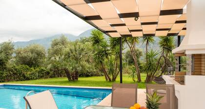 Kournas-sleeps8-parking-garden-pool-petfriendly