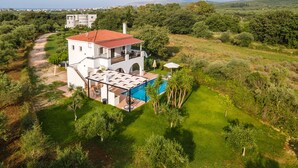 A white villa with a red roof, a swimming pool, and a garden. - Kournas-sleeps8-parking-garden-pool-petfriendly (Apokoronas)