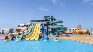Piscine couverte, 2 piscines extérieures
