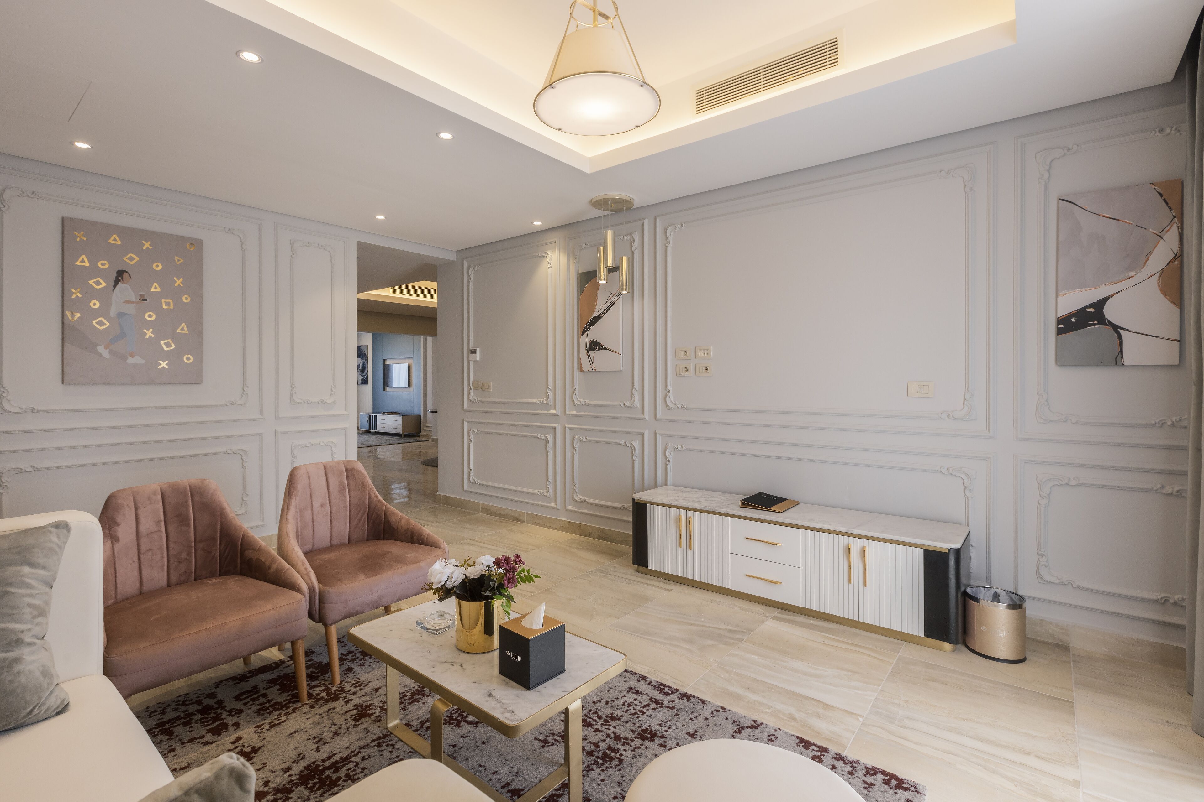 Una sala de estar moderna con un sofá, una mesa de centro y objetos decorativos.
