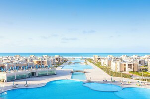 Una piscina techada, 2 piscinas al aire libre