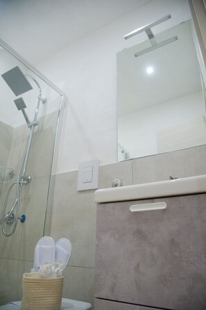 Assecador de cabells, bidet, tovalloles i sabó 