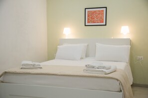 1 habitación, tabla de planchar con plancha, wifi gratis y ropa de cama