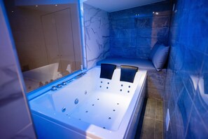 Dusch, bubbelbadkar, hårtork och bidé