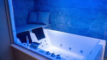 Een douche, een bubbelbad, een haardroger, een bidet