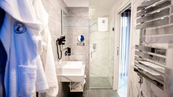 Dusche, Whirlpool, Haartrockner, Bidet