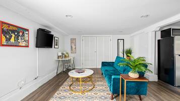 Smart-tv, böcker och ett musikbibliotek