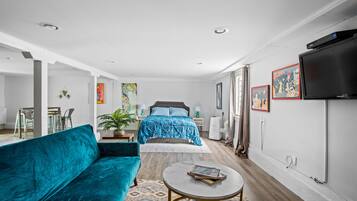 Smart-tv, böcker och ett musikbibliotek