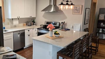 Réfrigérateur, four à micro-ondes, un four, surface de cuisson