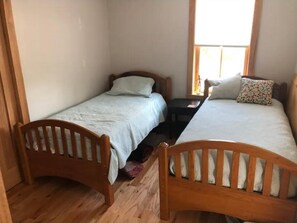 2 bedrooms, iron/ironing board, travel cot, free WiFi