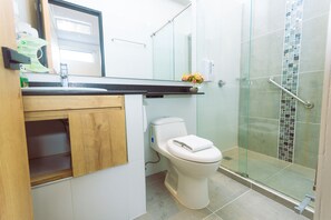 Standard Triple Room | Bathroom | Shower, rainfall showerhead, towels, soap - Hotel Luna Verde By Del Toro (Puerto Triunfo)