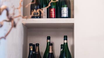 Ein Weinkühlschrank mit mehreren Weinflaschen.