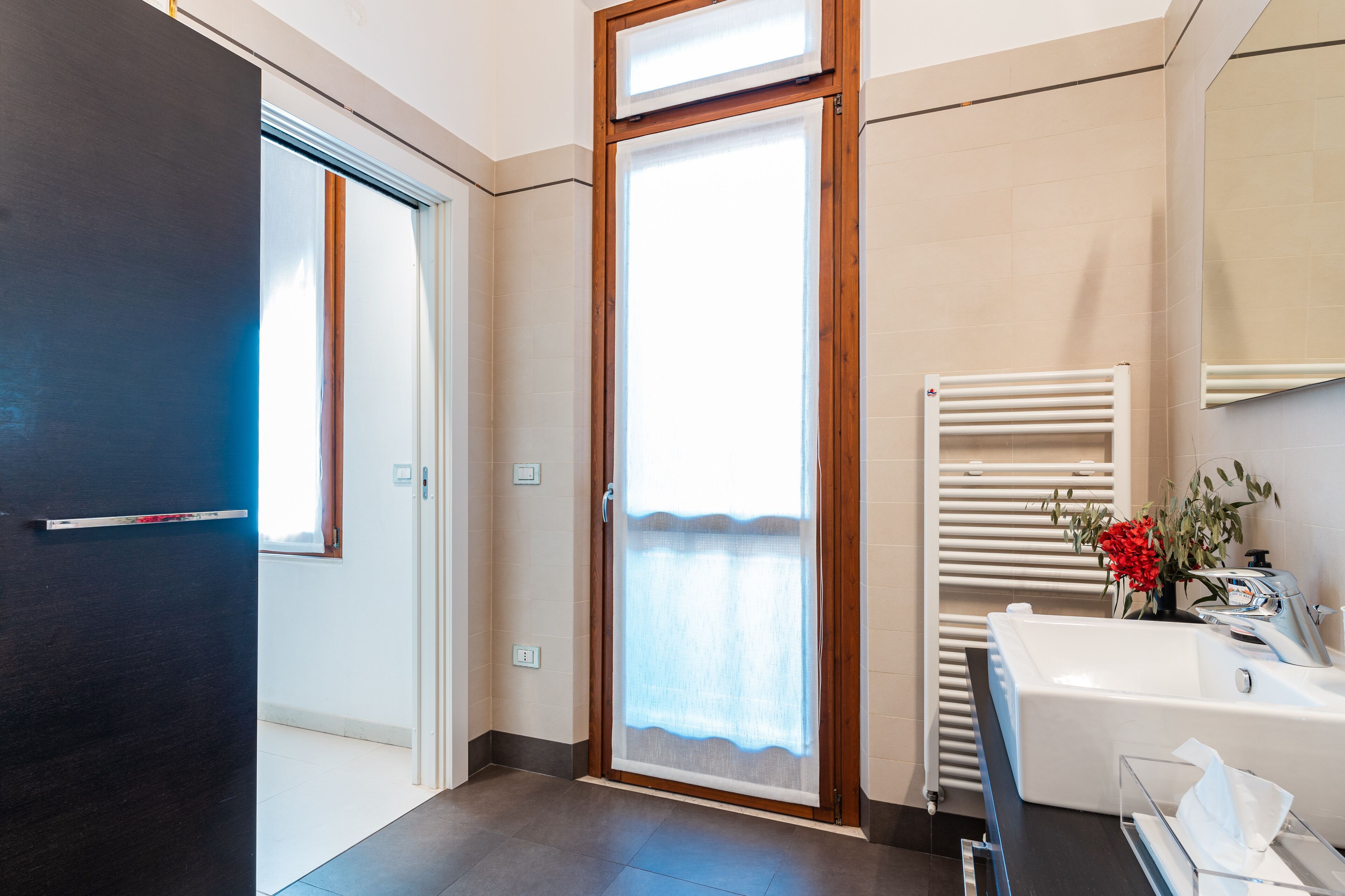 Shower, bidet, towels, toilet paper