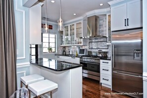 Apartamento | Cozinha privada | Geladeira grande, micro-ondas, fogão, cooktop
