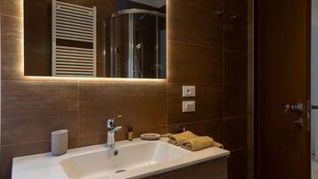 Douche, sĂšche-cheveux, serviettes fournies, shampoing