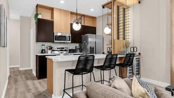 Réfrigérateur, micro-ondes, four, plaque de cuisson