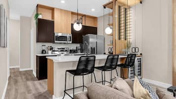 Geladeira, micro-ondas, fogão, cooktop