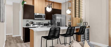 Kühlschrank, Mikrowelle, Ofen, Herdplatte