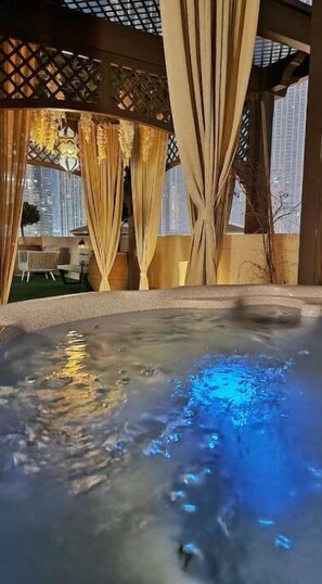 Outdoor spa tub - Ultimate dxb downtown penthouse (Dubai)