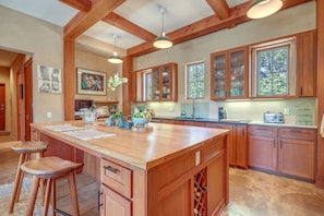 Køleskab, mikrobølgeovn, kogeplade, opvaskemaskine