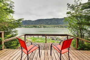 Terrace/patio - Juneau Vacation Home: Stunning View + Beach Access (Juneau)