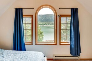 2 bedrooms, WiFi, bed sheets - Juneau Vacation Home: Stunning View + Beach Access (Juneau)