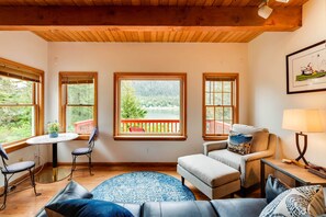 TV - Juneau Vacation Home: Stunning View + Beach Access (Juneau)